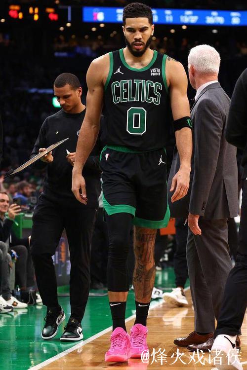 马克西33+12力压塔图姆32+15,76人险胜绿军收获2连败 马克西33+12力压塔图姆32+15,76人险胜绿军收获2连败